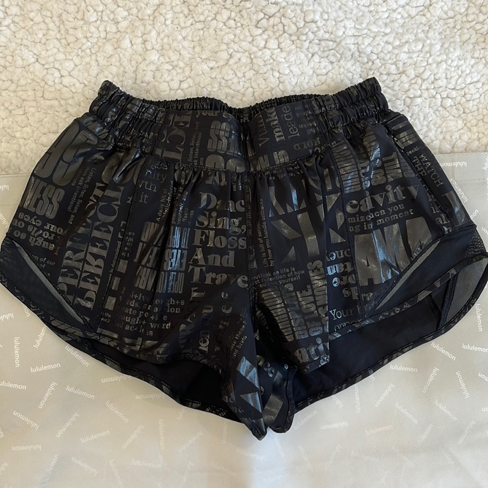 Lululemon Hotty Hot Short 2.5” size 6 manifesto NWOT